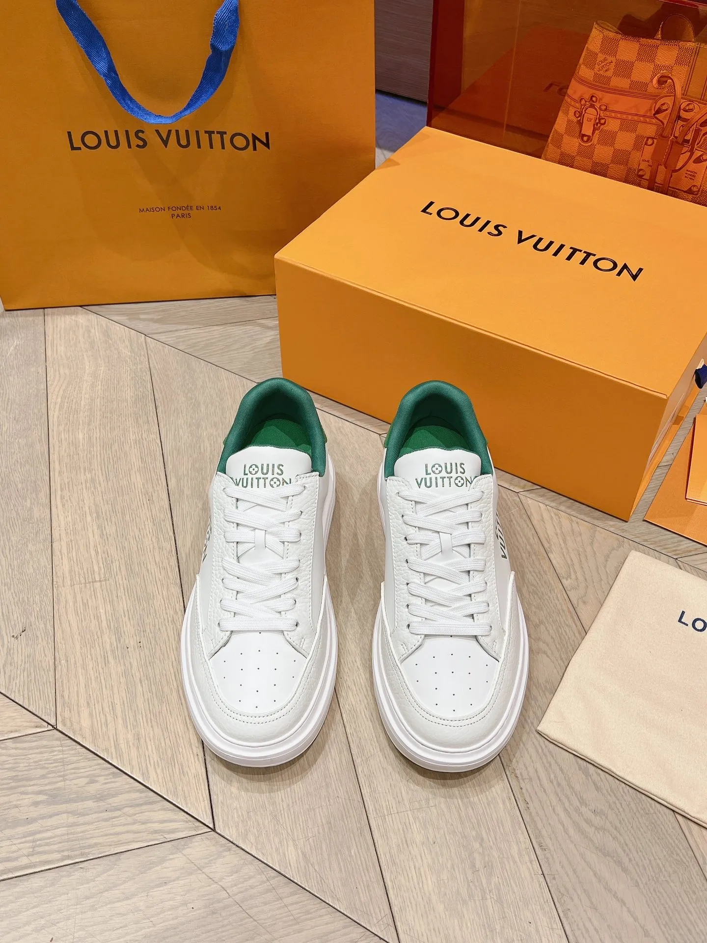 👟👟Ex-factory price 680👟👟 LV 2024 new height-increasing white shoes, color matching and leather craftsmanship, 3D logo embossing technology on the heel to increase the three-dimensional effect, pebbled cowhide, PU foam outsole! Super lightweight! Your feet won’t get tired from walking.  Code number: 37-45